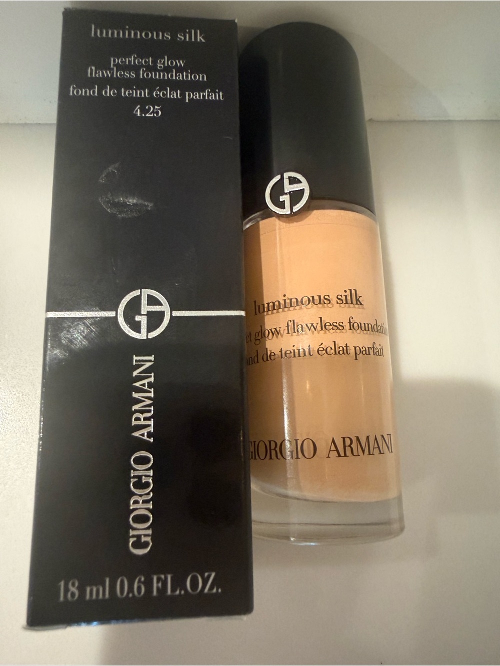 New Giorgio Armani Luminous Silk Foundation - 4.25 - Picture 7 of 8